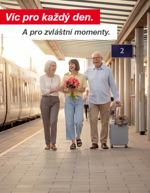 Tři lidé kráčejí po nástupišti, jeden drží kytici a další kufr, nad nimi německý text propagující každodenní i výjimečné okamžiky.