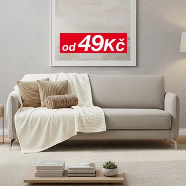 Světlý obývací pokoj se šedou pohovkou, polštáři a dekou, stolkem a stojací lampou