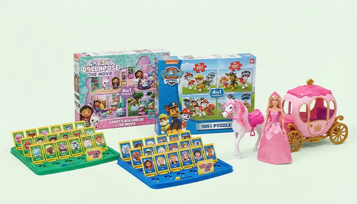  Sady hraček s figurkami a doplňky vystavené na světlém pozadí.