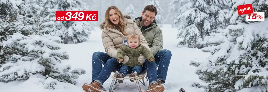 Rodina stojí společně v zeleném parku, teple oblečená do chladného počasí, obklopená stromy a poklidnou krajinou.