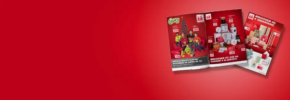 Tři slavnostní propagační brožury na červeném pozadí, představující vánoční produkty a slevy s rodinou v vánočních svetrech.