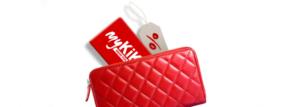 Červená peněženka s vyčnívající kartou výhod myKiK.