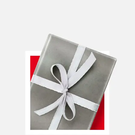 Dárkový balíček s šedým papírem a stříbrnou mašlí.