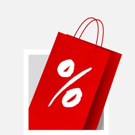 Detailní záběr na hnědou kartonovou krabici s výrazným červeným symbolem procenta na přední straně.