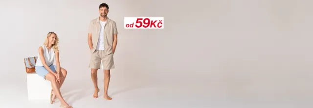Stylový pár pózuje v lehkém letním oblečení před minimalistickým pozadím a předvádí uvolněný, módní vzhled.