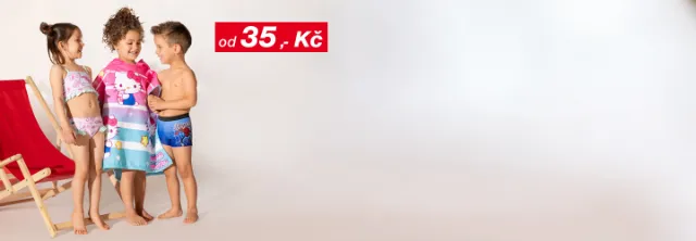 Tři děti v plavkách stojí vedle sebe, jedno z nich je zabalené do barevného ručníku Hello Kitty, v pozadí je plážové křeslo a slaměný slunečník.