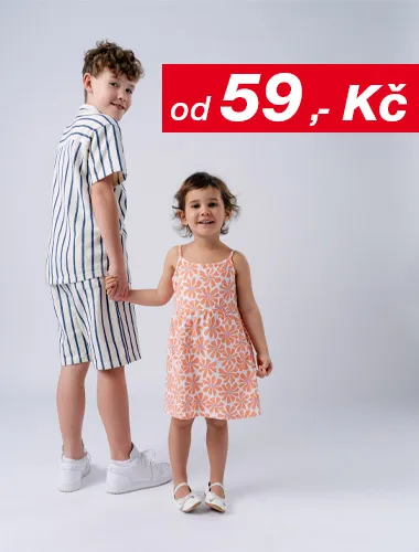 Chlapec v pruhovaném oblečení a dívka v květovaných šatech se drží za ruce a oba se usmívají na bílém pozadí.