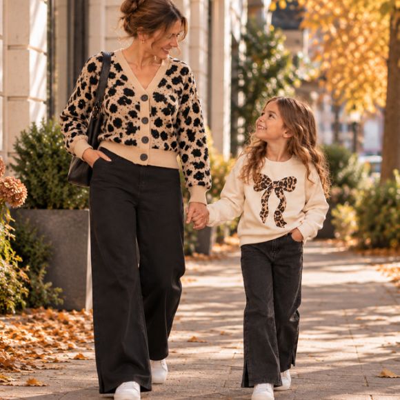 Žena a dívka v podzimních outfitech s leopardím vzorem
