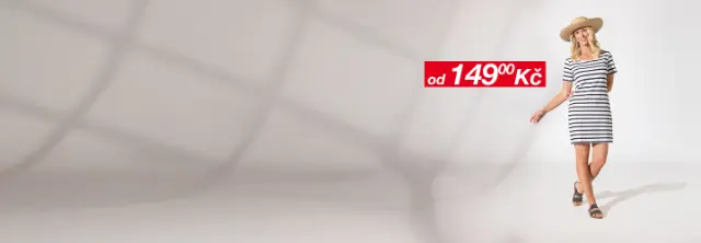 Žena předvádí pruhované šaty a klobouk na světlém pozadí.