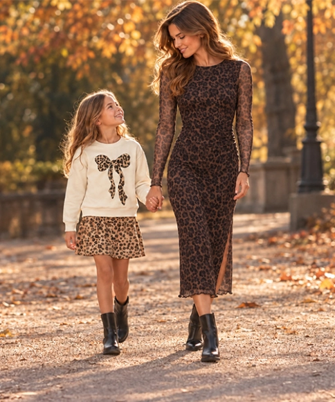 Žena a dívka v podzimních outfitech s leopardím vzorem