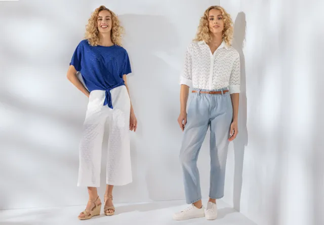 Dvě ženy představují stylové outfity, jedna má modrý horní díl a bílé kalhoty culotte, druhá bílou halenku a světle modré kalhoty,na světlemé pozadí. 