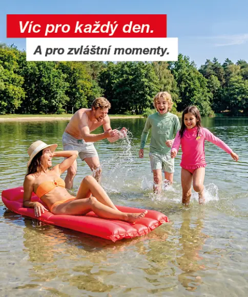 Rodina si užívá letní den u jezera – barevné plavky a veselé chvíle ve vodě