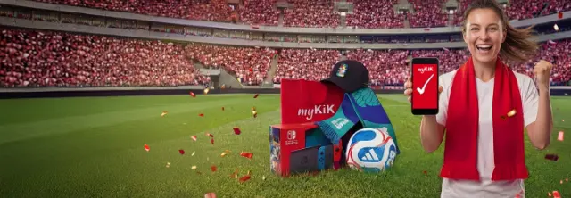 Osoba na stadionu drží chytrý telefon s aplikací myKiK, obklopena herní konzolí Nintendo Switch, fotbalovým míčem, čepicí, šálou a balíčkem myKiK.