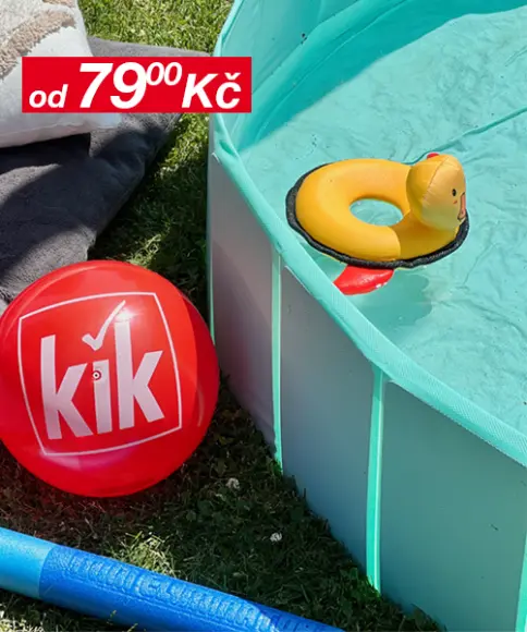 Červený míč s logem „kik“ leží na trávě, obklopený bazénem, žlutou nafukovací kachničkou a barevnými ručníky.