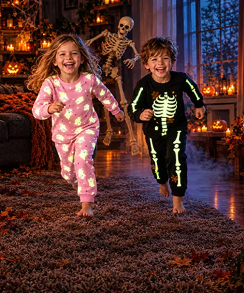 Děti v halloweenských pyžamech s motivy duchů a kostlivců