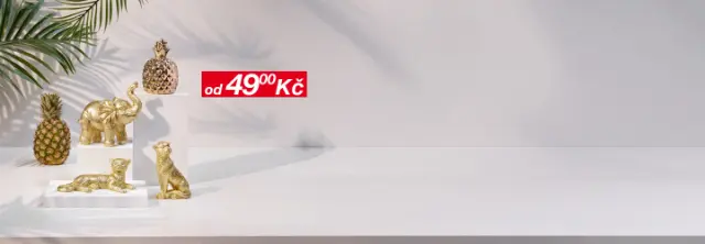 Zlaté dekorativní figurky zvířat a ananasy na bílém povrchu, s viditelnou cenovkou 1,99 € v popředí.