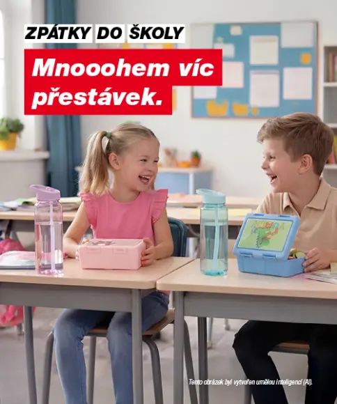 Back to School – děti ve třídě s boxy na svačinu a lahvemi na pití během školní přestávky