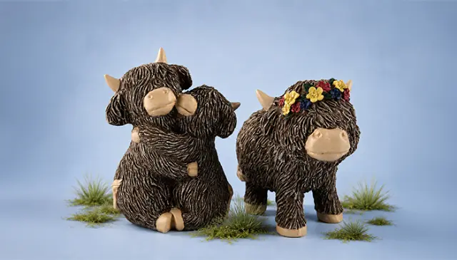 Dekorativní figurky krav Highland z pryskyřice s květinovým věnečkem pro výzdobu domu a zahrady Dekorativní figurky krav Highland z pryskyřice s květinovým věnečkem pro výzdobu domu a zahrady