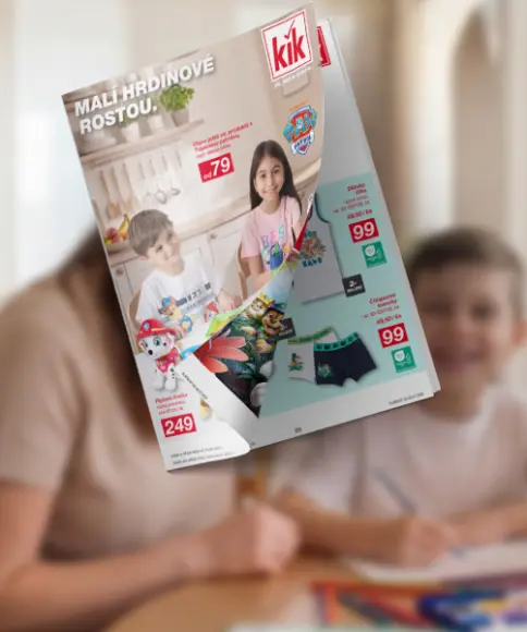 Online leták KiK s aktuální nabídkou dětského oblečení a PAW Patrol na rozostřeném rodinném pozadí