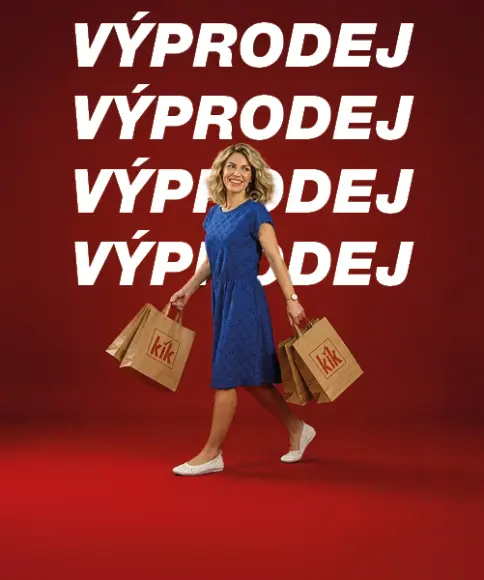 Žena v modrých šatech nese několik nákupních tašek s logem KiK a kráčí před velkým bílým nápisem „SALE“ na červeném pozadí.