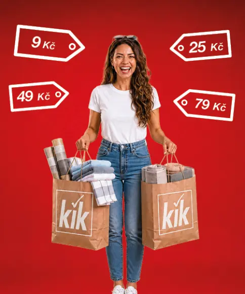 Žena s nákupními taškami KiK a různým akčním zbožím na červeném pozadí s nízkými cenami