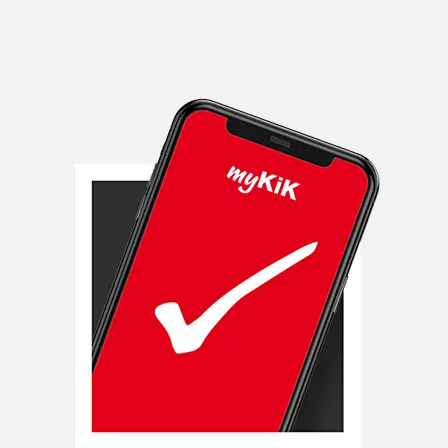 Chytrý telefon s červenou zamykací obrazovkou a červeným nápisem „myKiK“. Chytrý telefon s červenou zamykací obrazovkou a červeným nápisem „myKiK“.