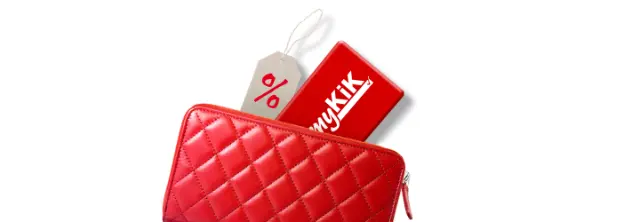 Karta výhod myKiK Červená peněženka s vyčnívající kartou výhod myKiK.