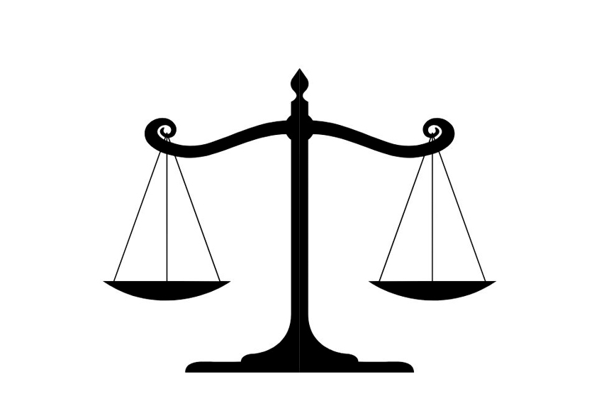 Klasický symbol spravedlnosti: vyvážené váhy znázorněné jako černý silueta na bílém pozadí.