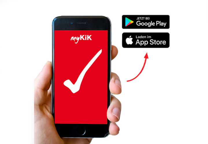 Smartphone s červenou zamykací obrazovkou a bílým nápisem ‚myKiK‘, vedle šipka směřující k odznakům Google Play a App Store