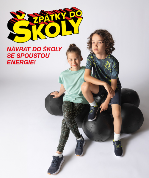 Dvě děti sedí na velkých černých gymnastických míčích a prezentují barevné sportovní oblečení.