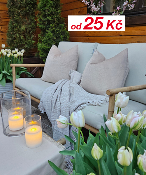 Útulné venkovní posezení s měkkými polštáři, hřejivou dekou, svíčkami a kvetoucími tulipány, zvýrazněné cenovkou v rohu.