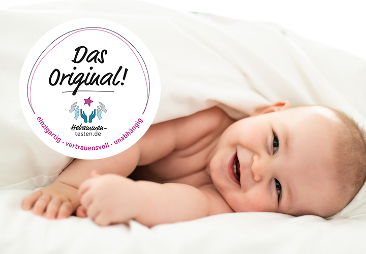 Klidné miminko zachumlané v měkkém povlečení s překrytím logem „Das Original!“, které označuje důvěryhodnou značku. Klidné miminko zachumlané v měkkém povlečení s překrytím logem „Das Original!“, které označuje důvěryhodnou značku.